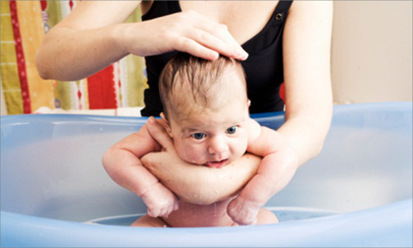 Cómo bañar un bebé recién nacido